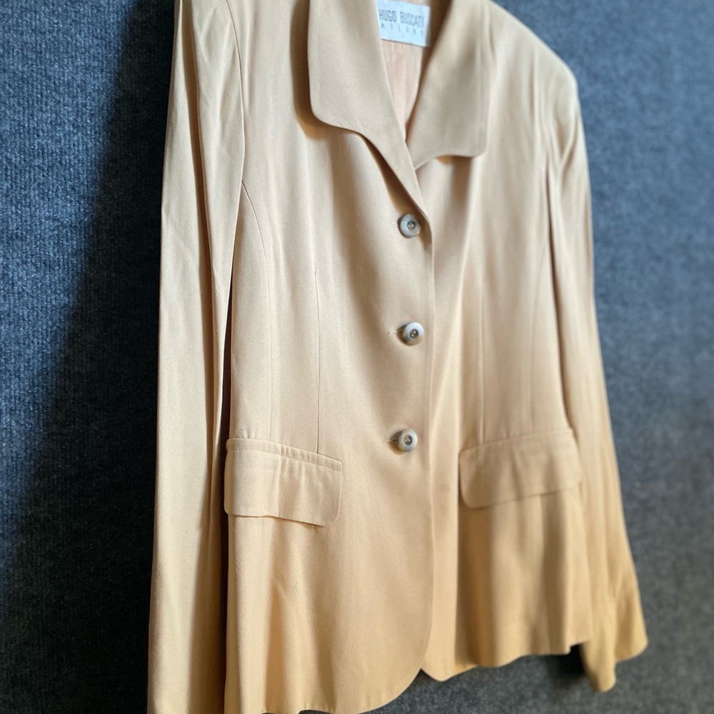 Hugo Buscati Tan Blazer with Notched Lapels and Tailored Silhouette